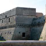 E� stato per secoli la casa dei signori stranieri che hanno dominato Bari e dal 1131 veglia sulla citt�. Parliamo del Castello Normanno-Svevo, uno dei pi� rilevanti complessi architettonici del capoluogo pugliese
